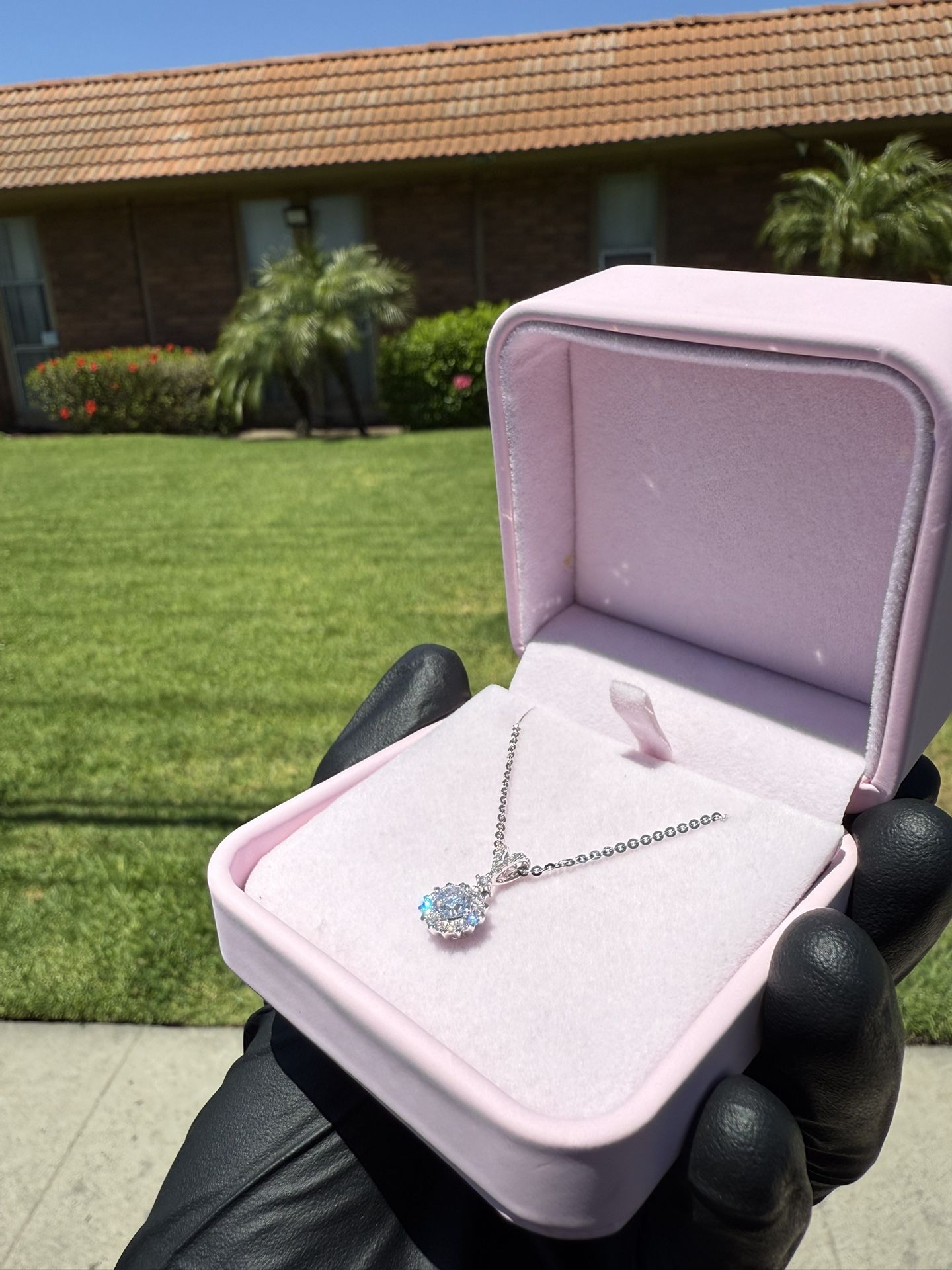 18k WHITE GOLD CHAIN AND 18k WHITE GOLD QUEEN ELIZABETH PENDANT WITH DIAMONDS