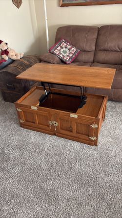 White Clad Coffee Lift Table