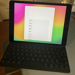 7th generation iPad w/ accessories
