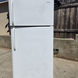 APARTMENT SIZE REFRIGERATOR 18 CU FT (CROSLEY 