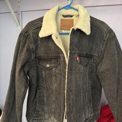 Levi’s women’s sherpa black jean jacket like new used twice
