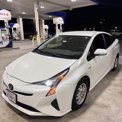 Clean Toyota Prius — Great On gas 