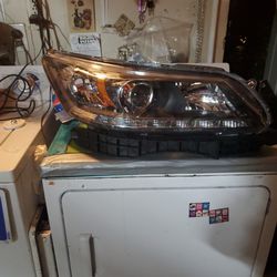 HONDA ACCORD PASSENGER  SIDE COMPLETE HEADLIGHT ASSEMBLY  FITS  2013,14,or 15   IM GIVING IT AWAY AT $60 SO NO BS.