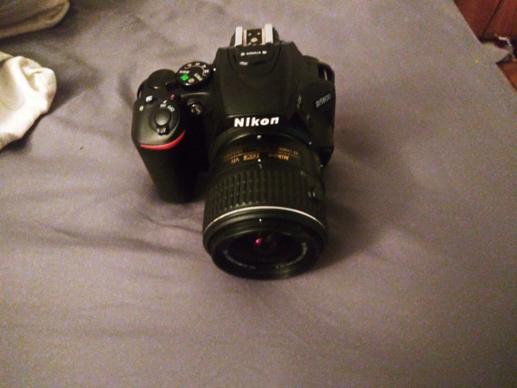 Nikon - D5600 DSLR Camera with AF-P DX NIKKOR 18-55mm f/3.5-5.6G VR Lens - Black Model:1576 SKU:5715101