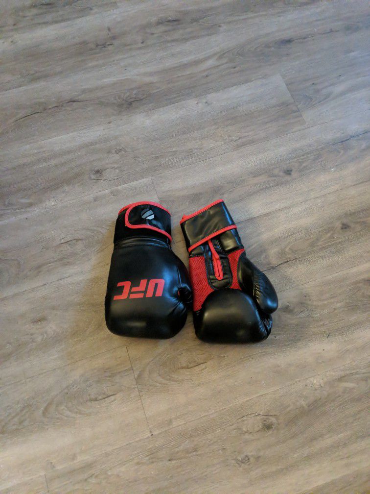14 OZ UFC Muay Thai/ Boxing Gloves