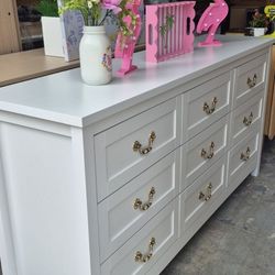 STUNNING 9 DRAWERS DRESSER IN WHITE COLOR & GOLD HARDWARE BRAND NEW  62X17X33 OPEN CLOSE SMOTHLY