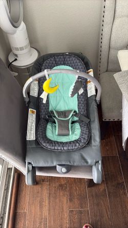 Baby vibrate bouncer