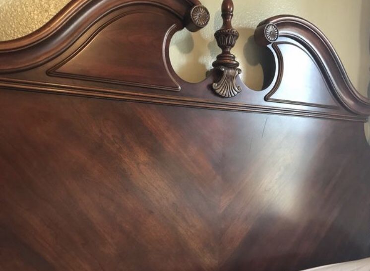 Beautiful 4 poster vintage queen bed