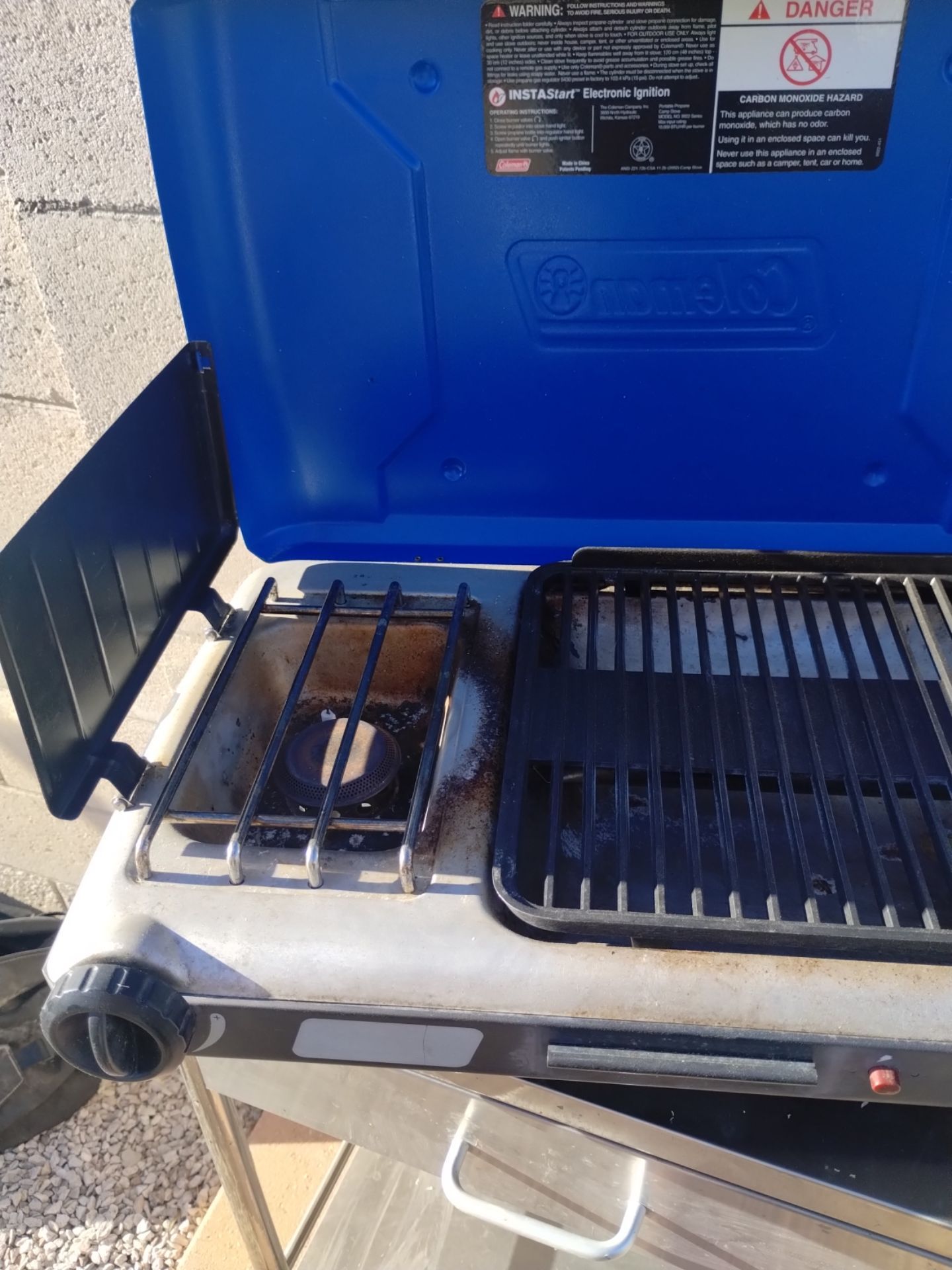 COLEMAN STOVE WITH SIDE BURNER