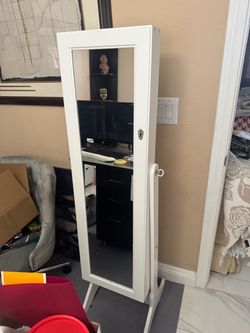 Jewelry chest