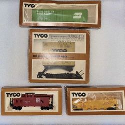 Vintage TYCO HO Scale Electric Train Lot – Santa Fe, UP, Track & Power Pack