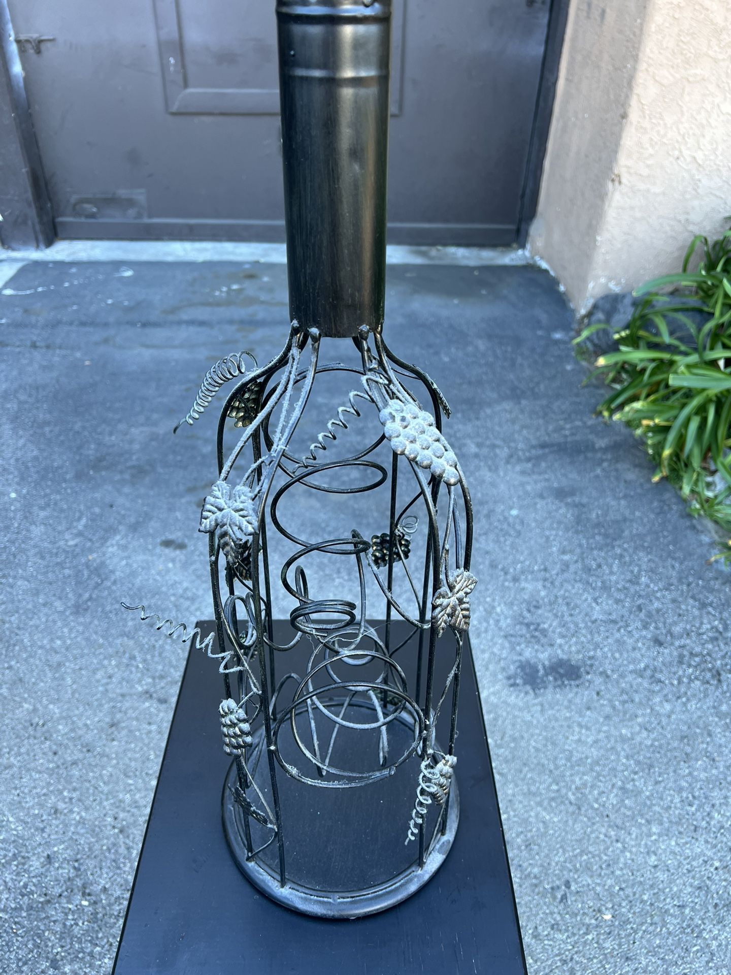 Decor and Beyond Metal Wine Rack