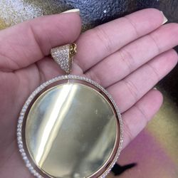 10k ROUND PICTURE PENDANT 