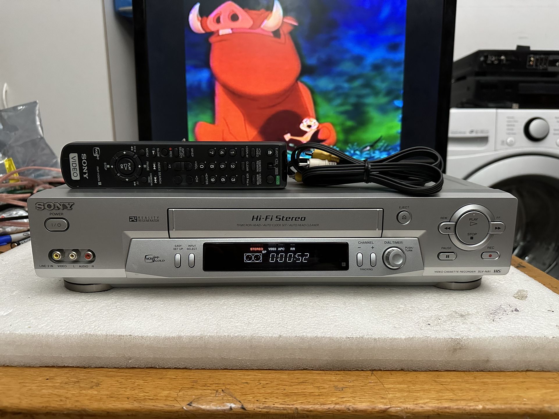 SONY SLV-N81 VCR 4 HEAD HI-FI STEREO VHS WITH REMOTE AND AV CABLES