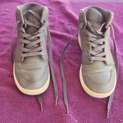 Gray Jordan's (6.5y Girls)