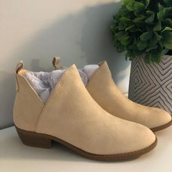 New Women Shoes Size 7.5