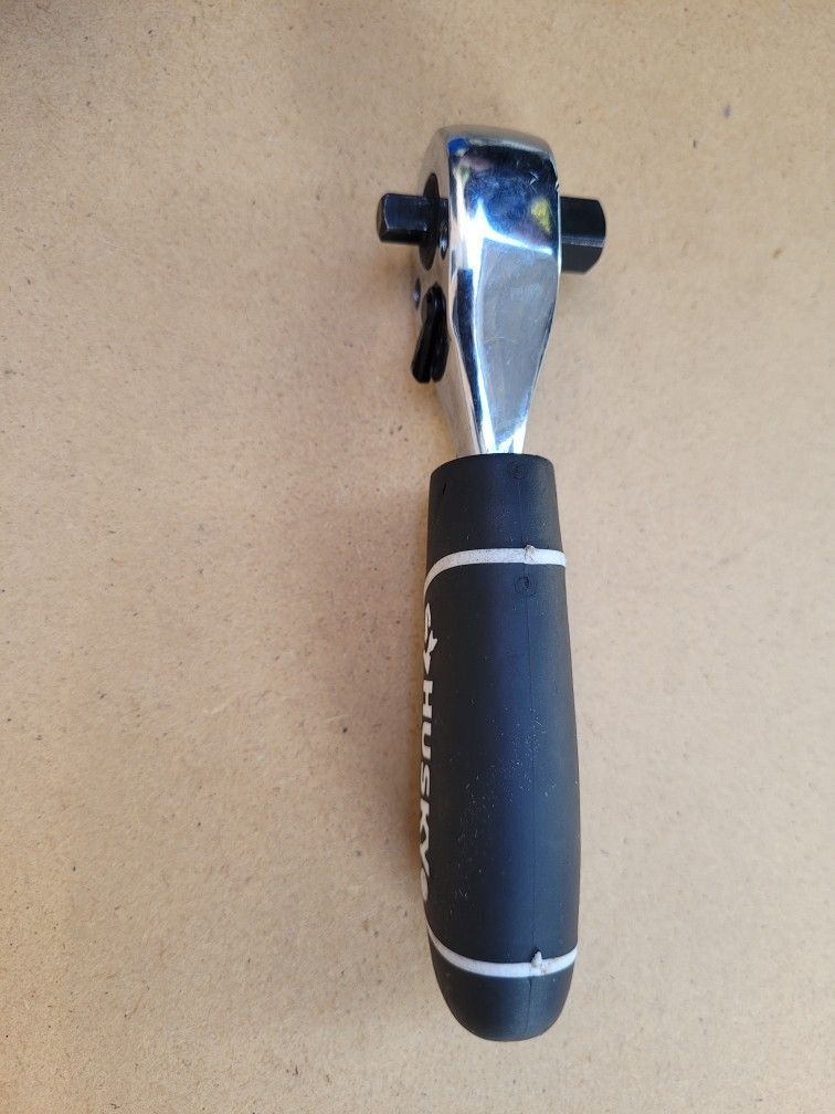 HUSKY DUAL DRIVE 1/4" & 3/8" REVERSABLE STUBBY RATCHET.