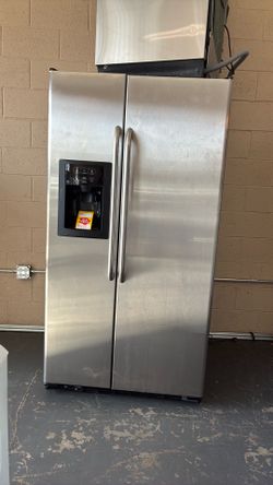 Nice like new GE side by side refrigerator