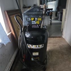21 Gallon Air Compressor with attachments/ NEW