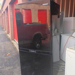 LIKE NEW LARGE BLACK REFRIGERATOR IN BEAUTIFUL CONDITION!