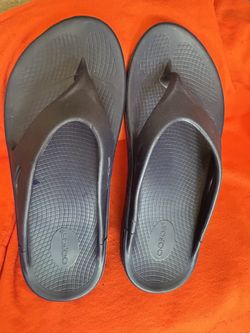 Oofos Sandal