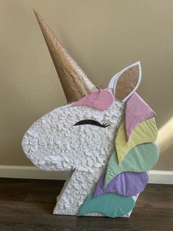 Unicorn piñata w/ banner