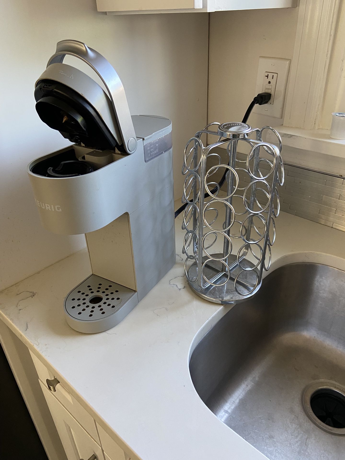 Keurig Coffee Maker And Cup Storage