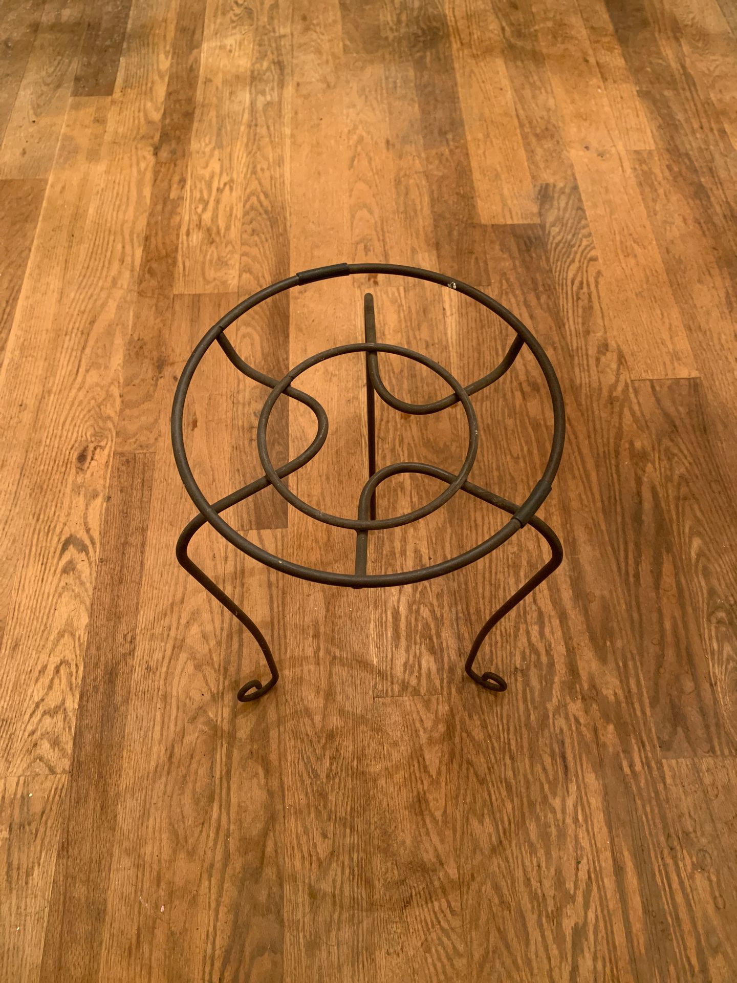 Metal potted plant stand