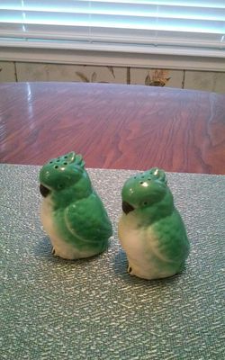Vintage Parrot Salt and Pepper Shakers. So sweet!
