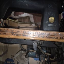 Old VINTAGE SEWING MACHINE