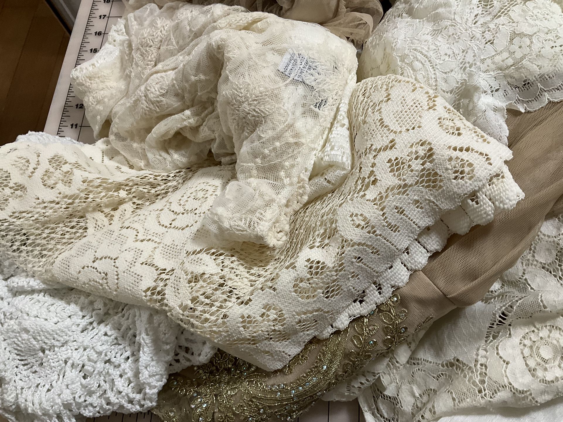 Bundle Of White and Off White Laces