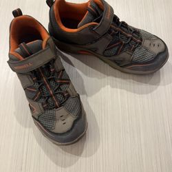 Merrell hiking shoe. Big Kid's Trail Chaser. Size 5.