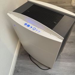Blueair Classic 680i Air Purifier for home with HEPASilent Technology