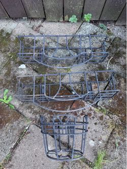 Trio Vintage-style metal Hanging baskets Planters