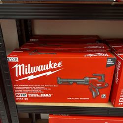 Milwaukee M12 Cordless 10oz Caulk And Adhesive Gun 
