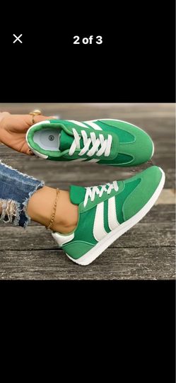 Women’s tennis shoes