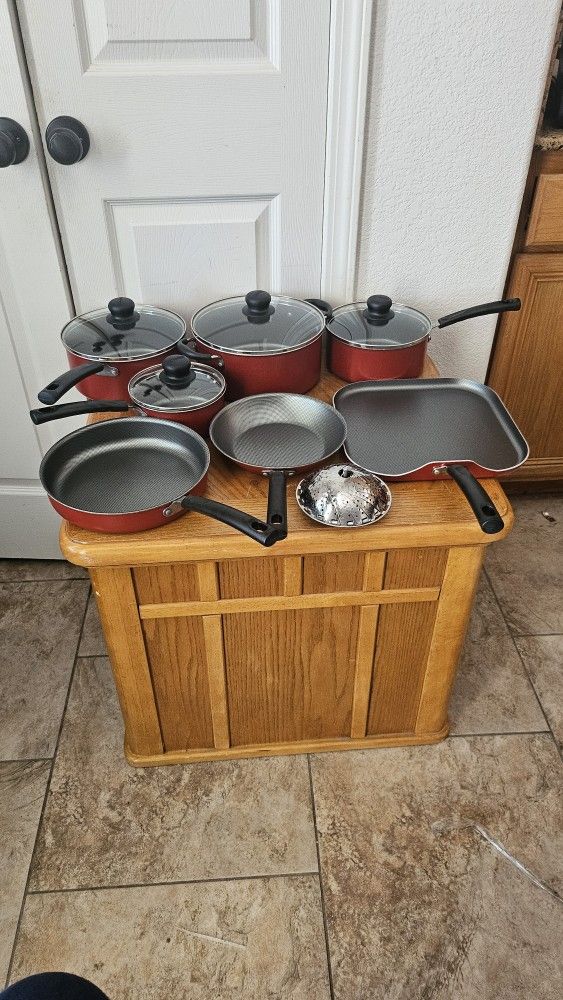 7 PIECE COOKWARE SET AND VEGETABLE STEAMER