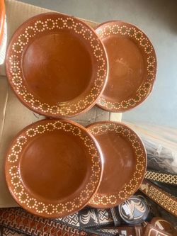 4 platos de barro   8”.    $20.00