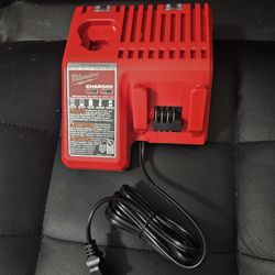 Milwaukee M18   Cargador 