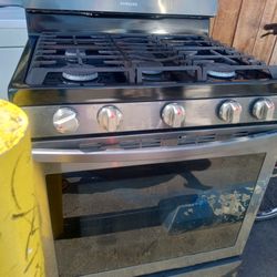 Samsung Gas Range Black Stainless Steel 30" Width 