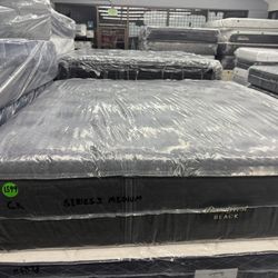 CALIFORNIA KING SIZE SIMMONS BEAUTYREST BLACK SERIES 3 (MEDIUM) MATTRESS & BOX SPRINGS BED SET