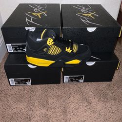Nike Air Jordan Retro 4 Thunder sizes 5.5, and 6 GS Sb Dunk Yeezy Travis Scott Nike  	