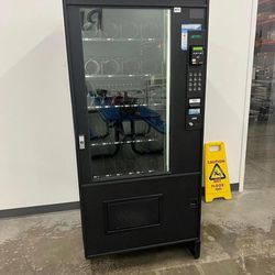 VENDING MACHINE WITH CREDIT CARD READER 