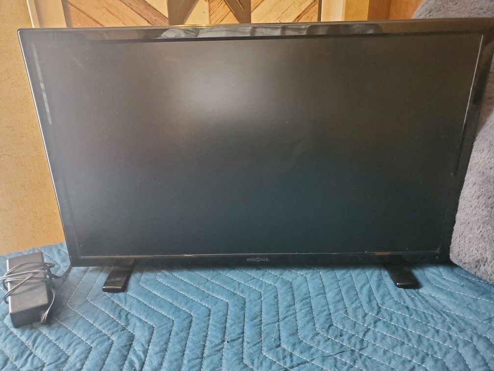 Insignia TV and power cord and wall mount