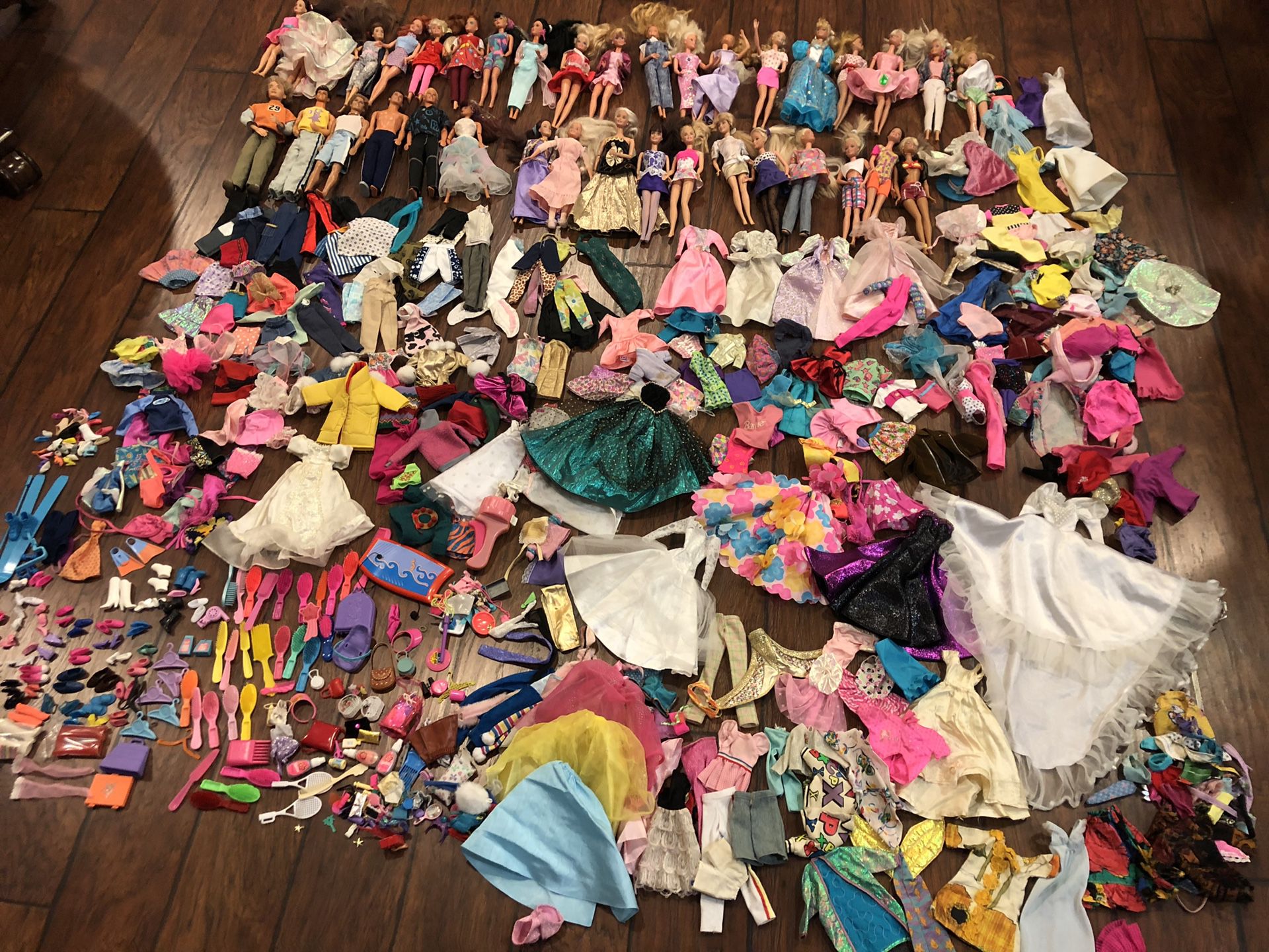 Over 550 pieces Barbies, ken, clothes, purses, shoes, accessories Vintage 70’s 90’s