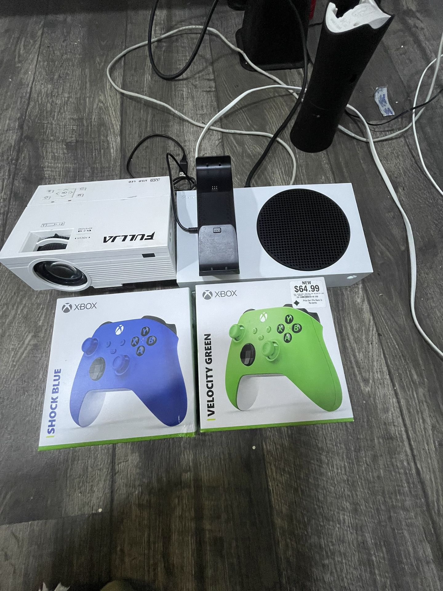 XBOX SERIES X WITH TWO CONTROLLERS,CHARGING DOCK AND A PROJECTOR 