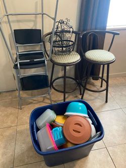 2 Pares de bancos 1 caja de 18 Galones Con Trastes de Plástico Buenas Condiciones 