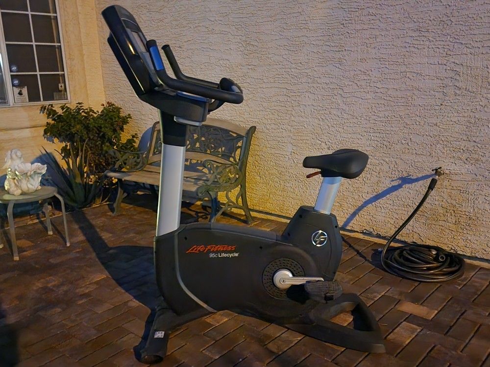 Life Fitness 95C Inspire Life Cycle Upright Bike