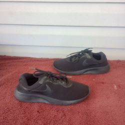 Nike Tanjun Shoes size 6.5Y