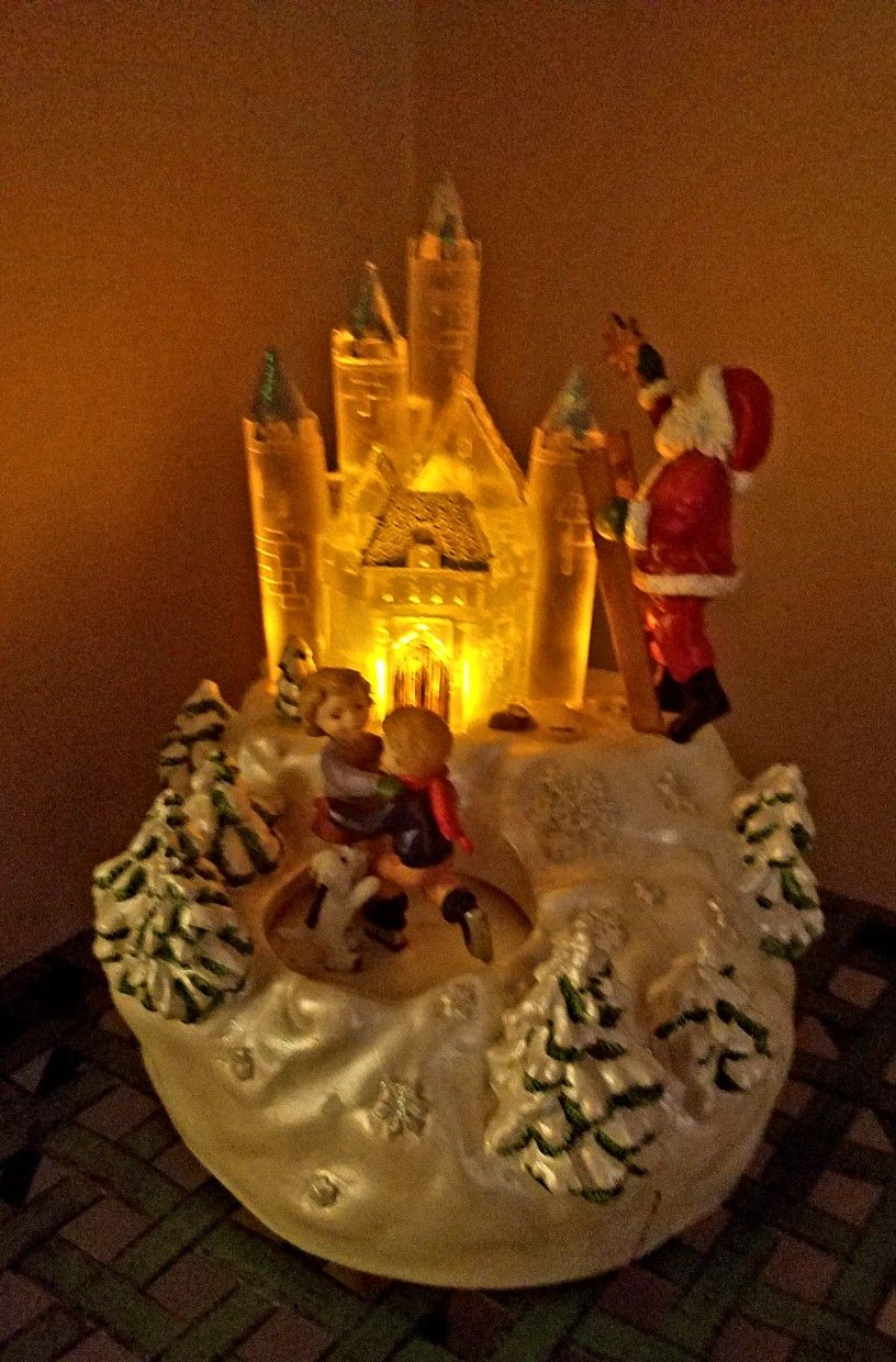 Vintage 1997 Avon " Santa's Magical Castle Musical" Lights Up